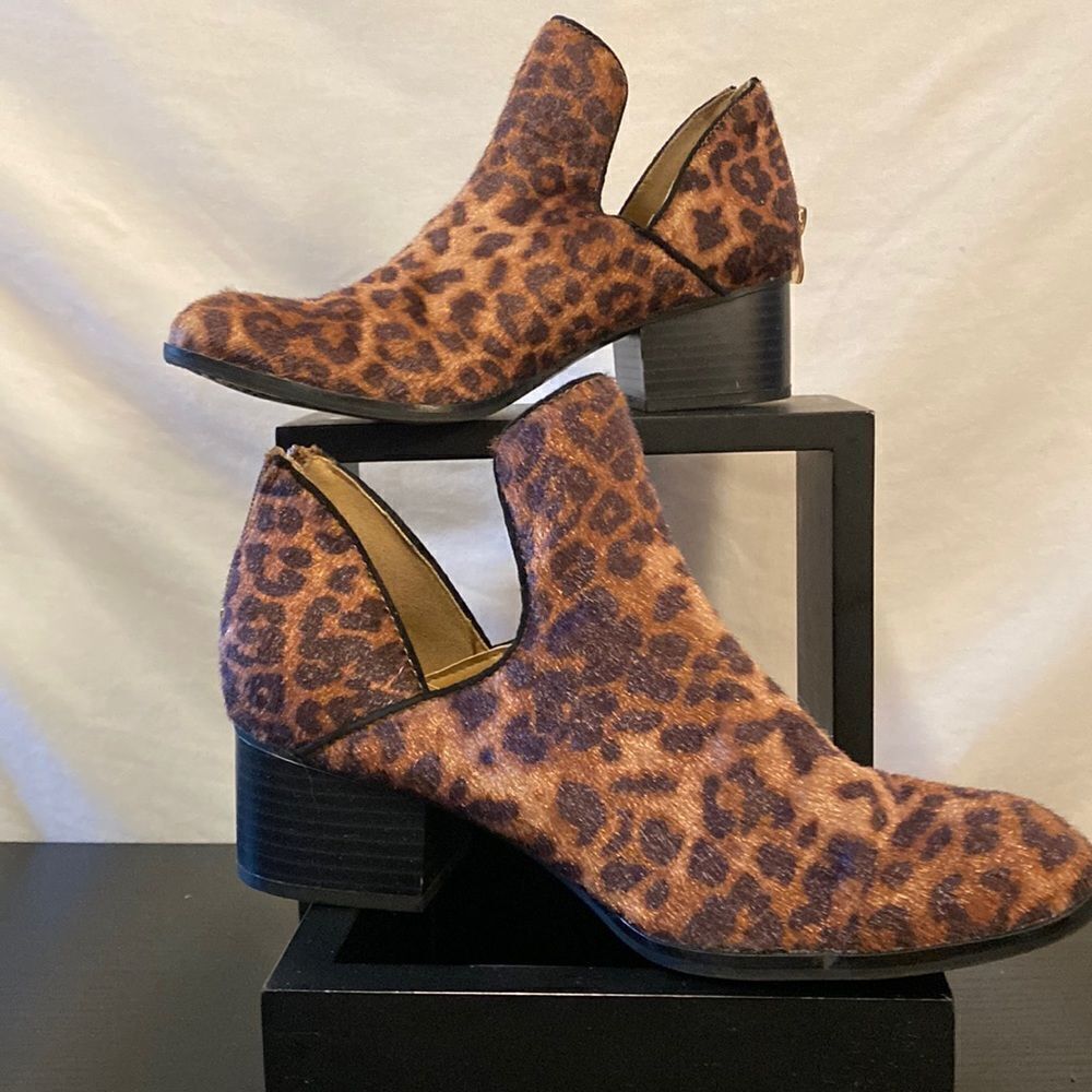 Faux low pile fur leopard print shooties size 7.5